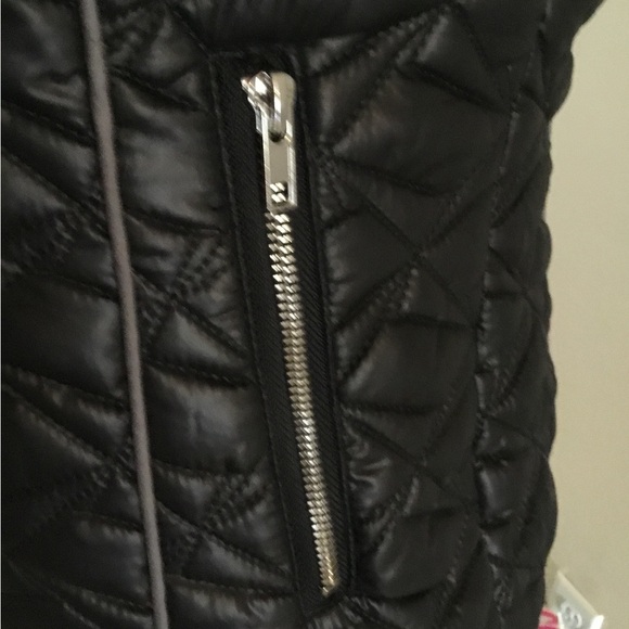 HOST PICK- JUICY COUTURE BLACK COLLARED QUILTED VEST/LOGO CHARM ON ZIPPER/SZ M - Picture 6 of 11